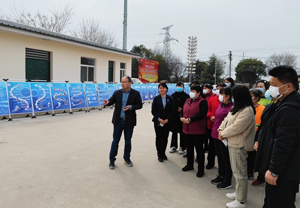 魏永平教授为村民介绍展板内容.jpg