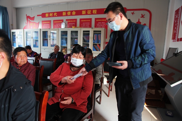 杨凌翔林农业生物科技有限公司工作人员为村民免费发放米面蛾诱捕器.JPG