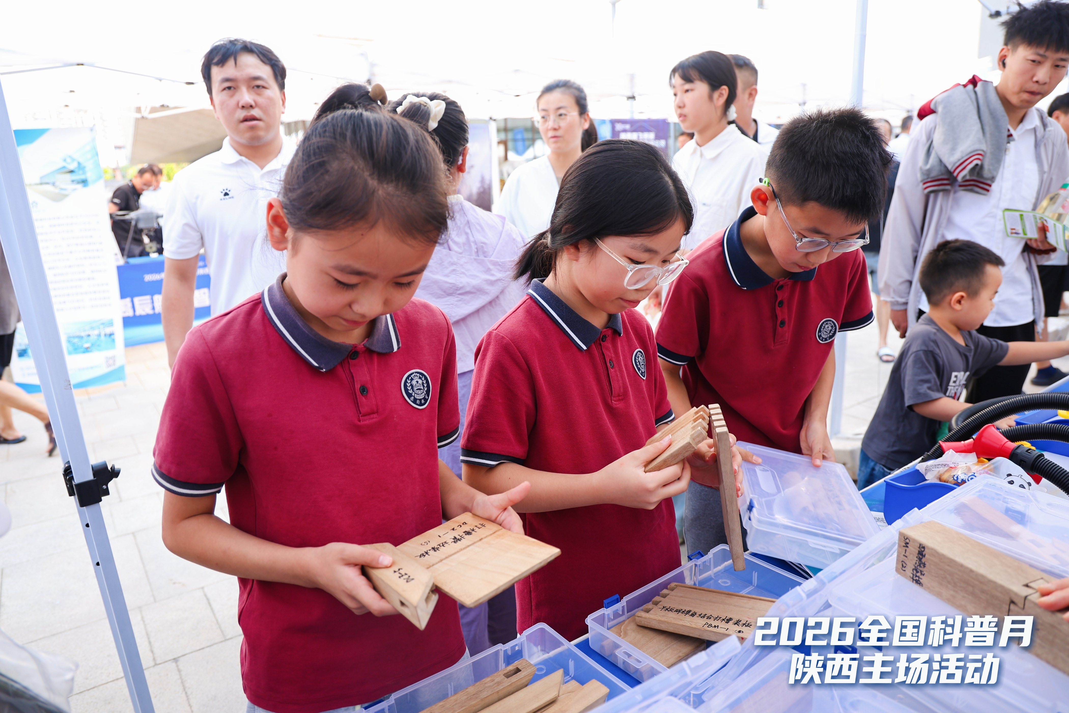 小学生体验非遗榫卯结构拼接.JPG