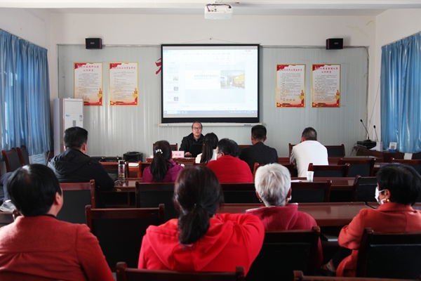 丁砚强讲师围绕农家乐民宿室内环境设计开展讲座.JPG