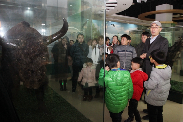 动物科技学院张恩平教授与游客探索动物王国的奥秘.jpg