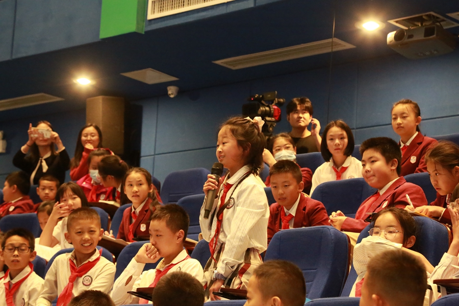 小学生提问.JPG